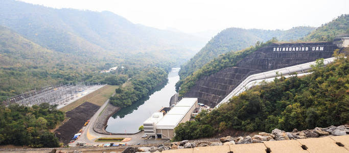 斯利那加林德大坝景观全景与发电站建设的河流调节和水力发电的KhwaeYai河Kanchanaburi泰国。 可替代能源清洁能源概