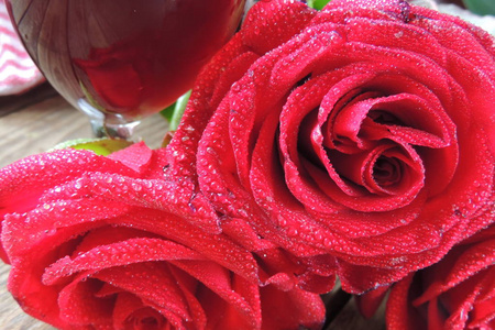 木制白色背景，红色的心，礼物和蜡烛。 情人节的概念。