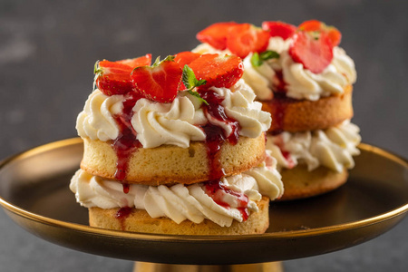 空心菜的花朵背景与包装用纸, 勺, 刀和切片面包夹果酱罐维多利亚