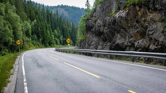 去挪威旅行。 公路和山谷