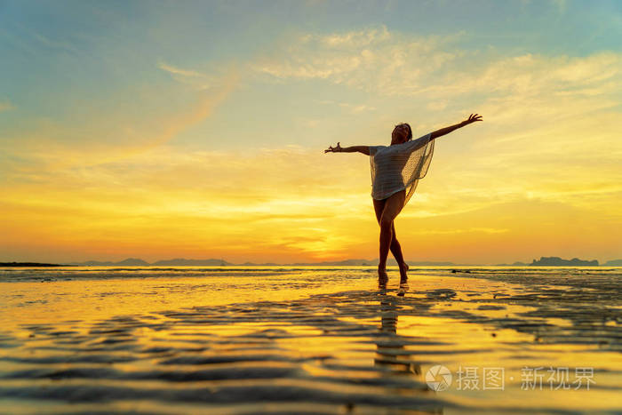 泰国海滩上的美女