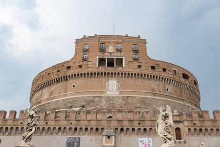 Angelo, or Mausoleum of Hadrian, a towering cylindrical buildin