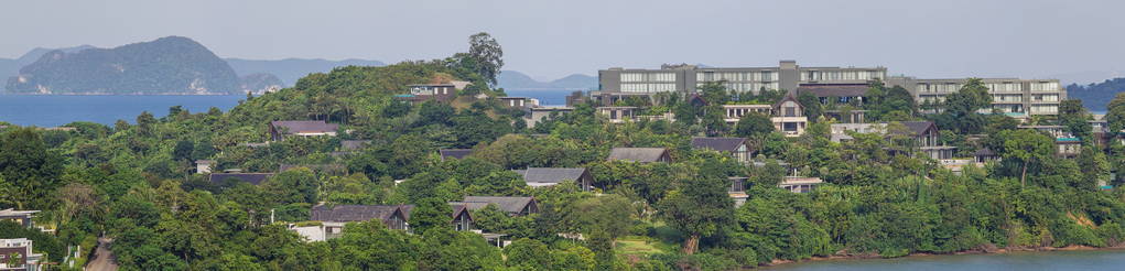 海滨小村庄的全景