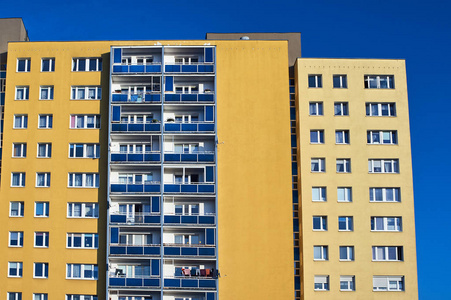 波兹南一幢住宅高层建筑的正面