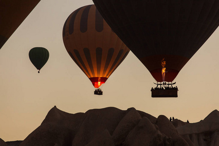 气球里的火焰。 在卡帕多西亚山谷上空飞行，土耳其