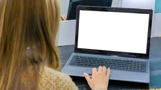 模拟概念妇女使用笔记本电脑与白色空显示