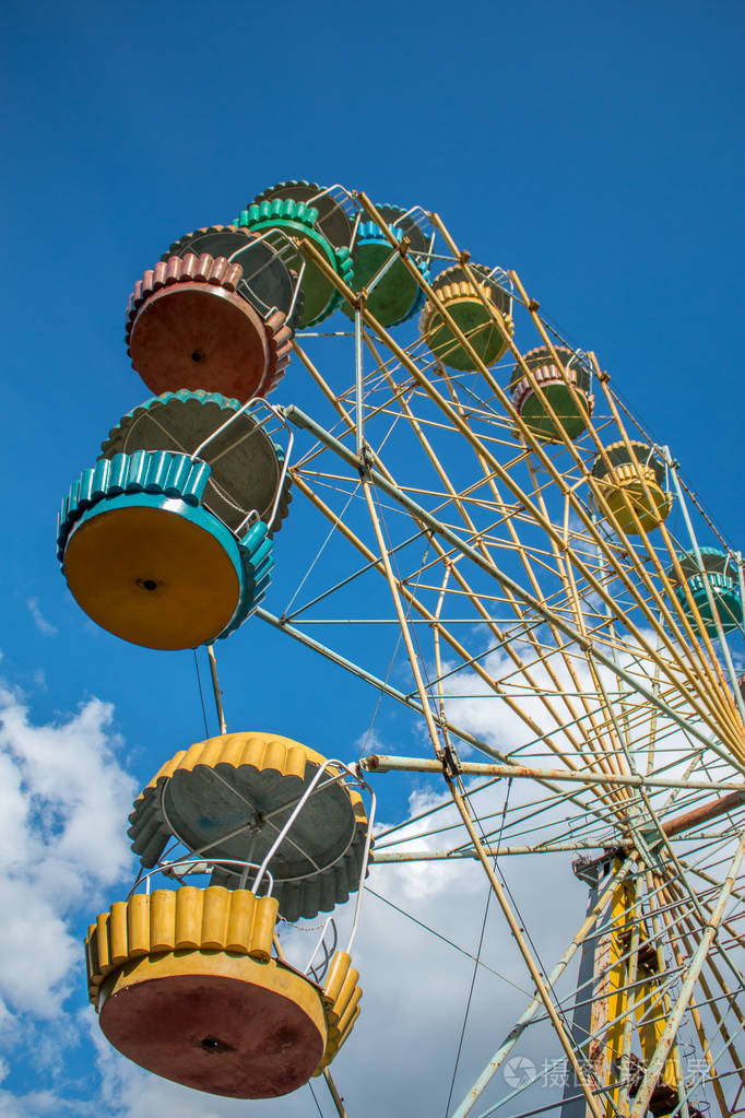 vintage pariserhjul i en nöjespark照片-正版商用图片16s932-摄