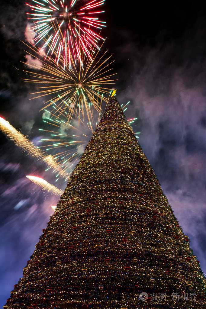 圣诞烟火在美丽的圣诞树上的夜晚在埃里温亚美尼亚共和国广场低角度
