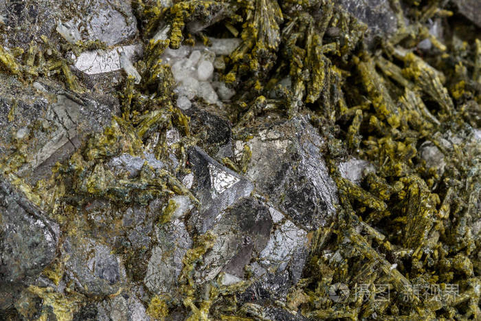 白色背景上的大型矿物绿帘石