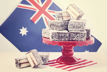 传统的澳大利亚拉明顿蛋糕与老式洗涤过滤器