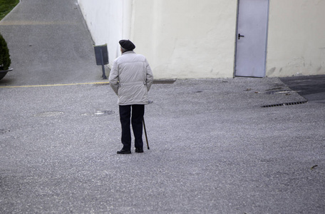 老人走在街上,年老和活动照片