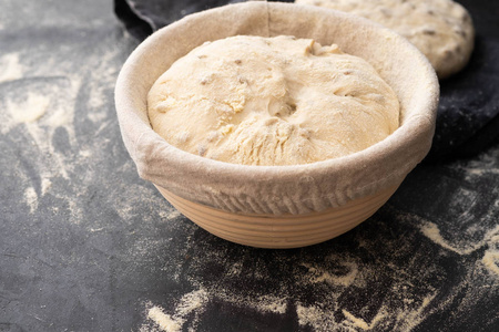 用面粉覆盖的面团准备烘烤.复制空间照片