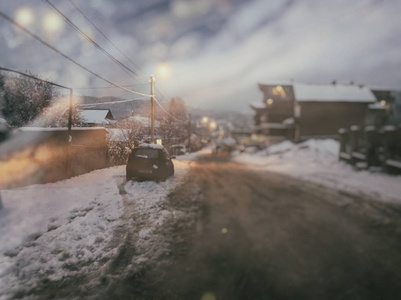 晚上可以看到小镇的景色, 路上有雪。雪中的树。巴库里亚尼山区滑雪胜地