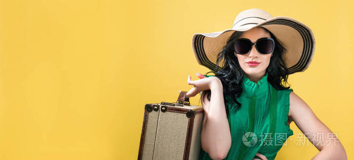 带手提箱旅行主题的年轻妇女