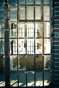 废弃的医院大楼打碎的玻璃窗图片