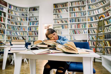 看书书桌上的书青少年学生在书桌上学习和写作在很多书桌上的手疲惫的