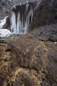 冰冻的瀑布，在瓦玛布扎鲁里，在罗马尼亚的冬季和下雪时被称为拉托利亚