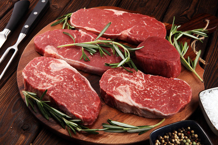 生牛排. 烧烤肋骨眼牛排干老瓦格玉主菜.