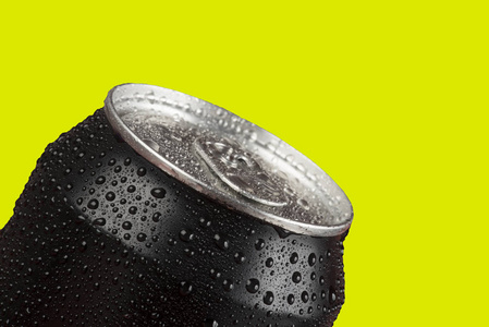 黑色铝罐带水滴。