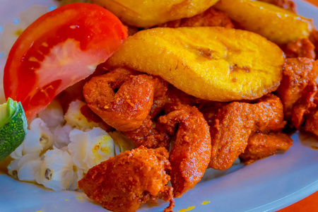 关闭美味的龙卷风, 厄瓜多尔传统的典型的安前食品, 与玉米, 土豆, 甘薯, 沙拉, 鳄梨在一个白色的盘子在一个木桌上