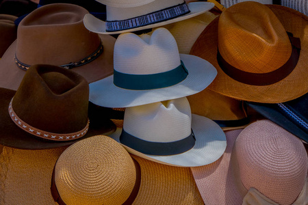 在奥塔瓦洛街头市场上, 户外观平与巴拿马帽的摊位