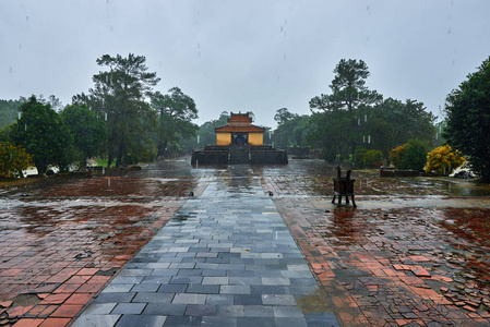 越南皇后的国家公园明莽皇墓是联合国教科文组织在雨天的世界遗产