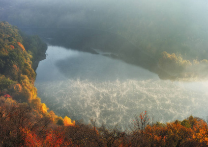 雾笼罩着风景如画的河流的峡谷。 国家公园秋天的早晨