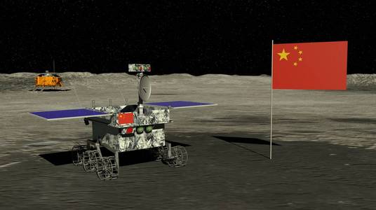 月球探测车yutu2在中国国旗旁边滚动,背景是中国长e4月球探测器.