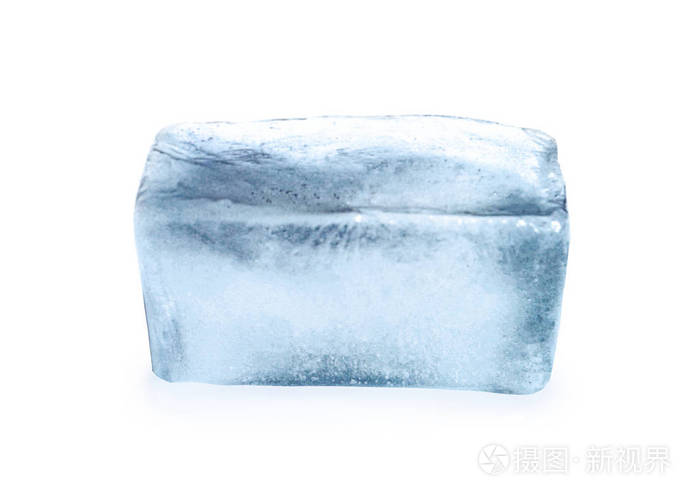 白色背景上的单个冰块冷冻液体
