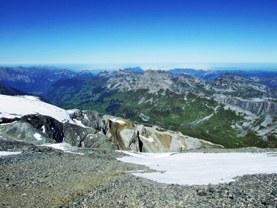克拉登山顶下的岩石和石头，以及瑞士乌里州的高山山谷里的奥纳博登州