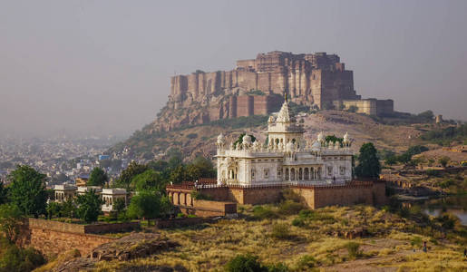 鸟瞰梅兰哈尔堡和贾斯万特塔达陵墓在蓝色城市乔德普尔印度。