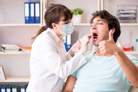 临床医院唾液检测样本的医生照片