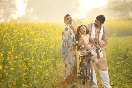 农村印第安家庭与自行车在农业领域