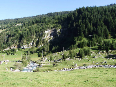 克拉登山顶下的岩石和石头，以及瑞士乌里州的高山山谷里的奥纳博登州