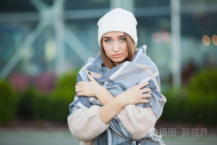 女人的压力在遭受沮丧的冬衣美丽的哀伤绝望的妇女