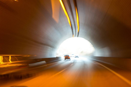 车辆隧道内的抽象光迹