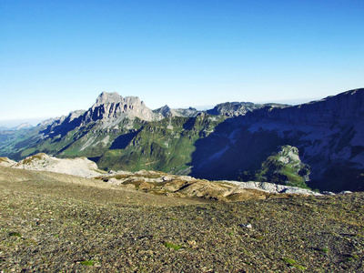 瑞士乌里的一个典型的岩石高山峰县的例子