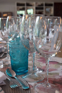 婚礼用桌子覆盖的盘子