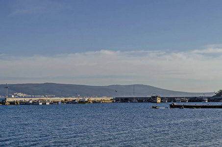 码头的海景，尽头是黑色大海中的渔船和巴尔干山，靠近保加利亚古城内塞巴尔，欧洲