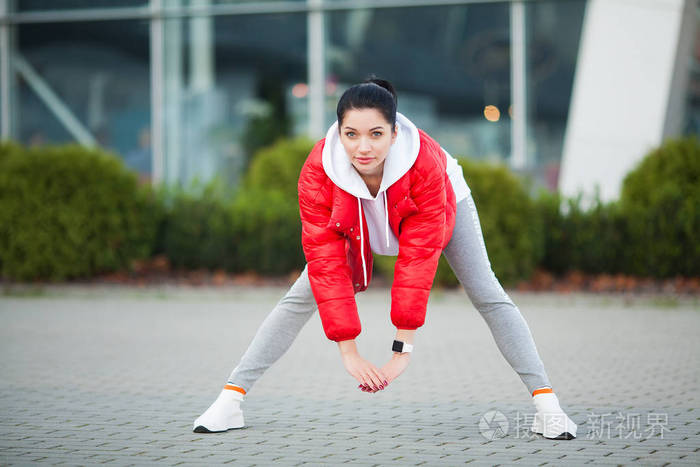 妇女舒展身体做锻炼在街道