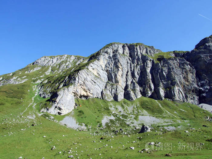 克拉登山顶下的岩石和石头以及瑞士乌里州的高山山谷里的奥纳博登州