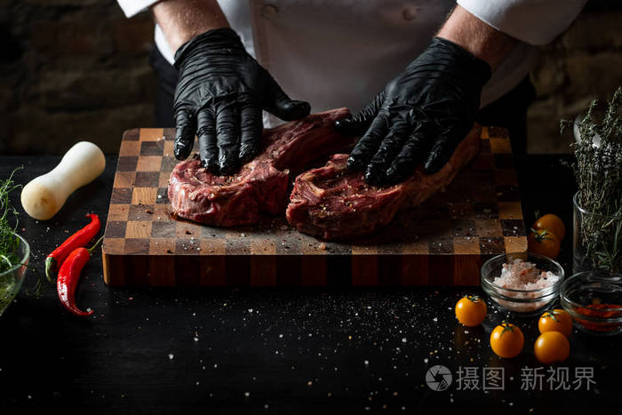 男人用盐胡椒和香料煮排骨照片-正版商用图片16st37-摄图新视界