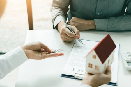 客户在与房地产代理的书面合同上签名，并将钥匙交给客户。
