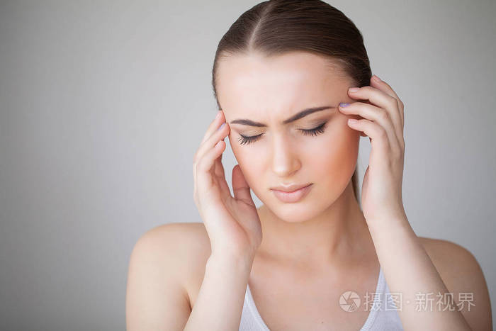 健康和头部疼痛.有强烈头痛的美丽的女人, 感觉疼痛