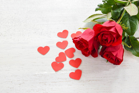 情人节红玫瑰花白色木质背景浪漫爱情小红心与新鲜玫瑰放在桌子上复制空间