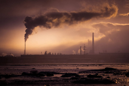冶金工厂,有吸烟的烟囱污染大气.照片