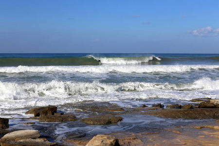 乘坐特殊的光板在地中海冲浪