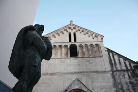圣蛹的教堂，钟楼和雕像还没有完工，就在蛹前面。 扎达尔。 克罗地亚。