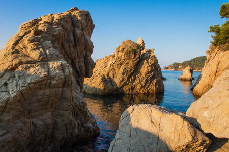 西班牙海岸的岩石海景