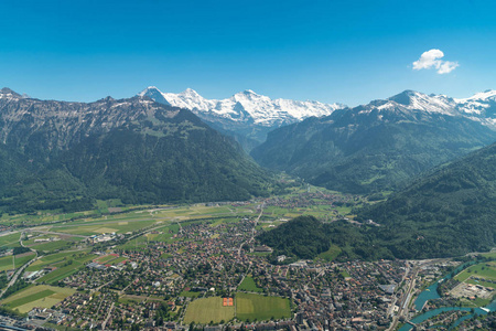 从两个湖桥观景台上看到因特拉肯镇的美丽景色EigerMnch和Jungfrau山，在坚硬的Kulm瑞士